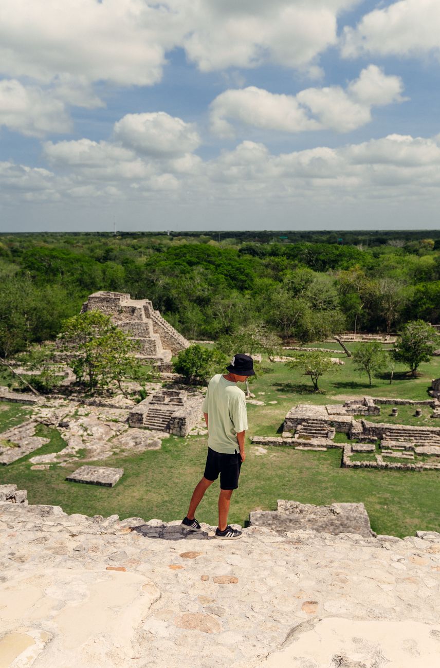 Explorador fotografiando un templo maya