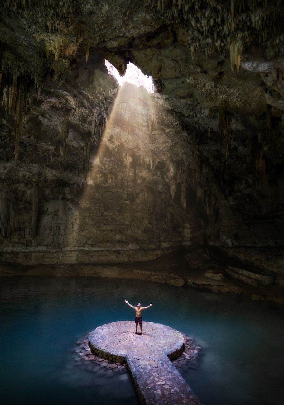Interior de cenote con luz solar filtrada