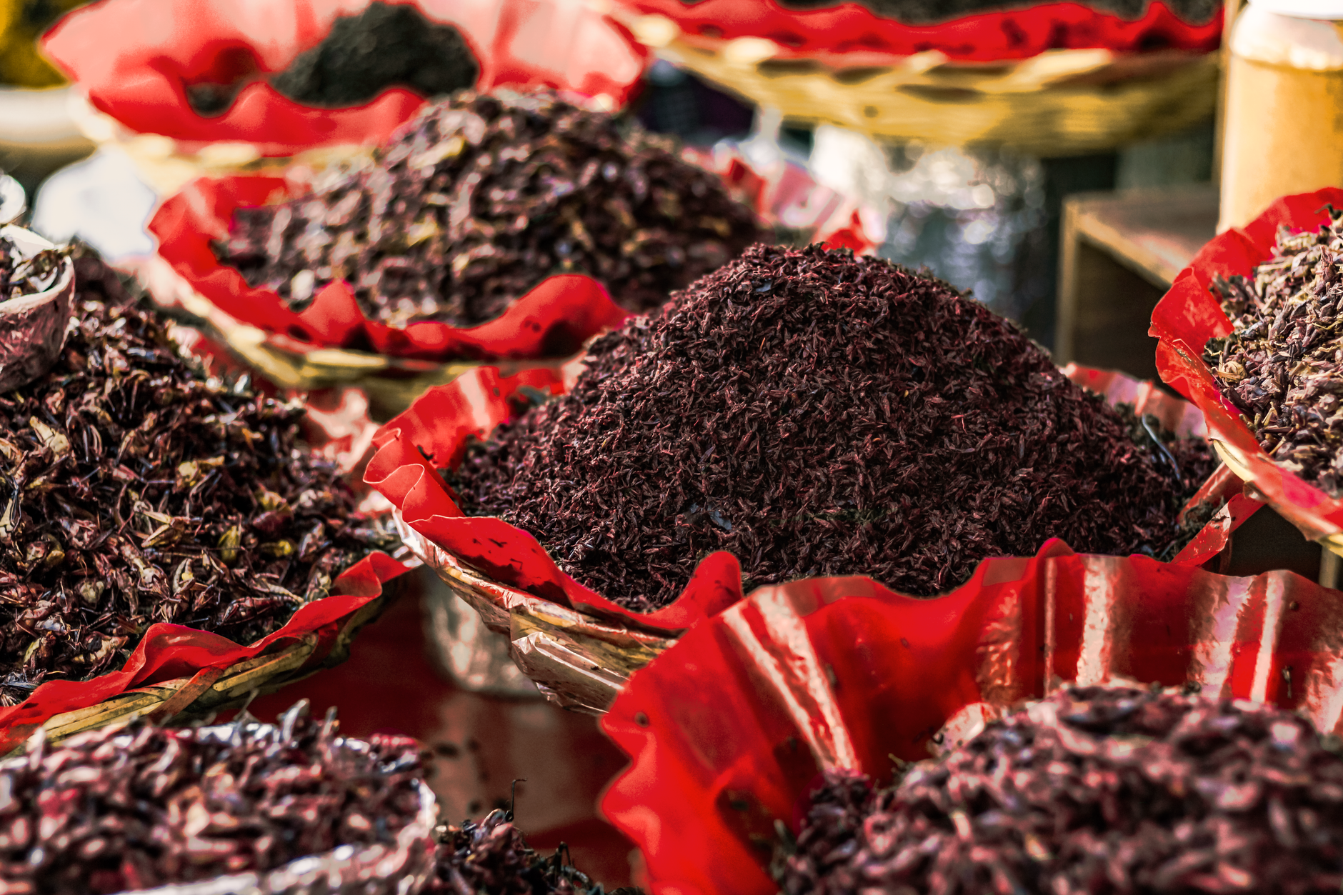 Mercado oaxaqueño con especias y comida tradicional