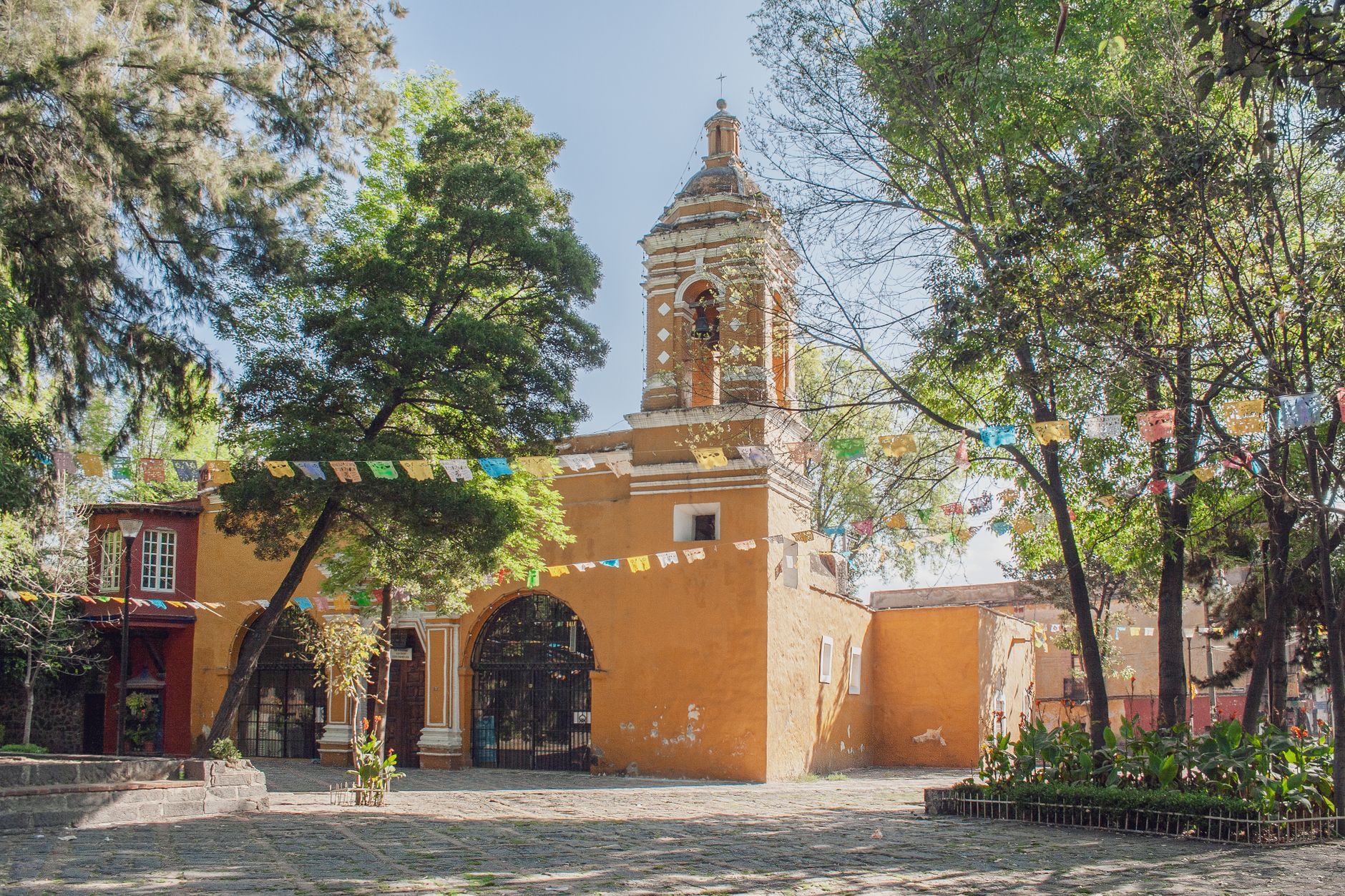 Plaza centrica de Coyoacan con fuente de coyotes